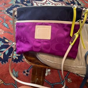 Coach vintage crossbody envelope style bag. Navy/fuchsia, natural leather trim